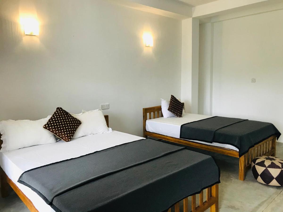 Montes Ella Bed & Breakfast Bagian luar foto