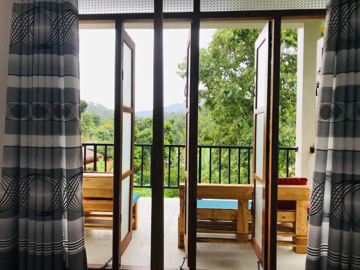 Montes Ella Bed & Breakfast Bagian luar foto