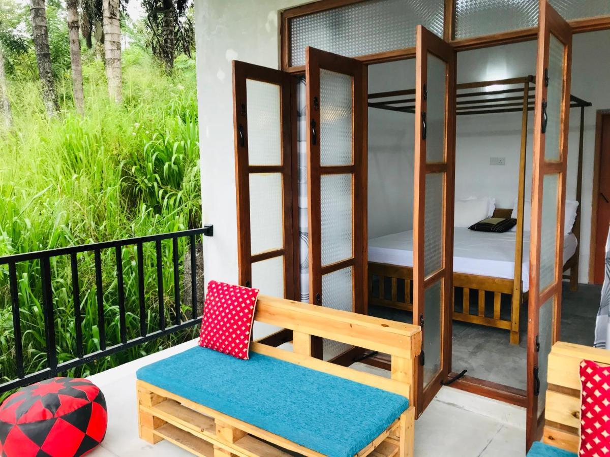 Montes Ella Bed & Breakfast Bagian luar foto