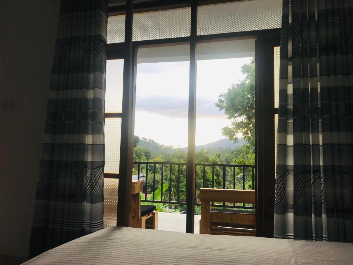 Montes Ella Bed & Breakfast Bagian luar foto