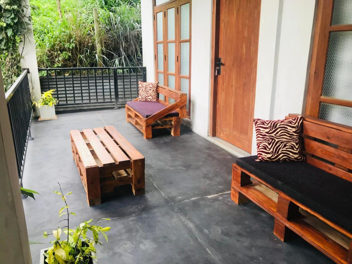 Montes Ella Bed & Breakfast Bagian luar foto