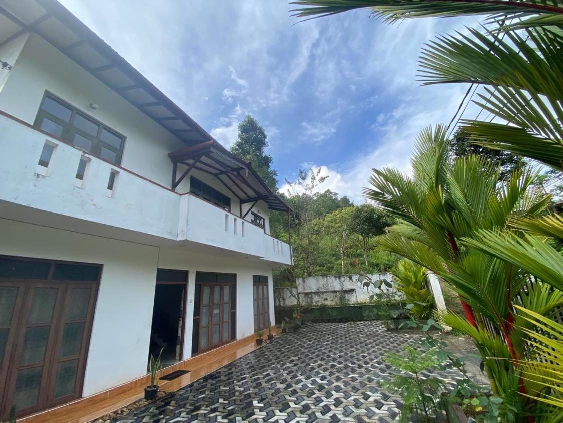 Montes Ella Bed & Breakfast Bagian luar foto