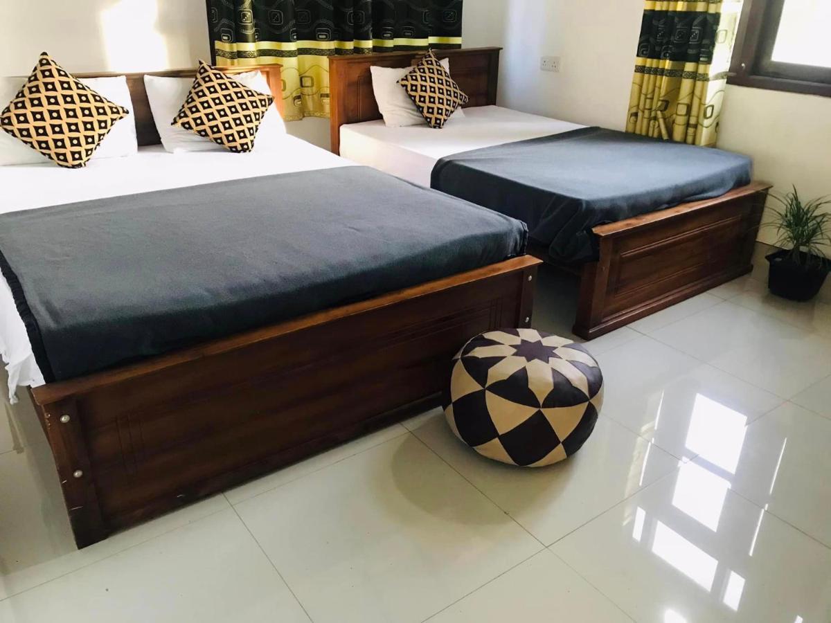 Montes Ella Bed & Breakfast Bagian luar foto