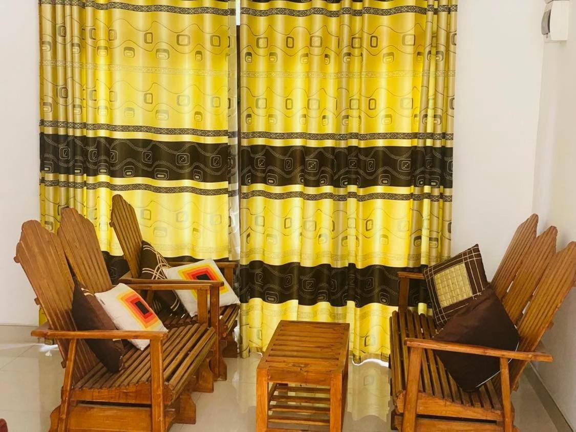 Montes Ella Bed & Breakfast Bagian luar foto
