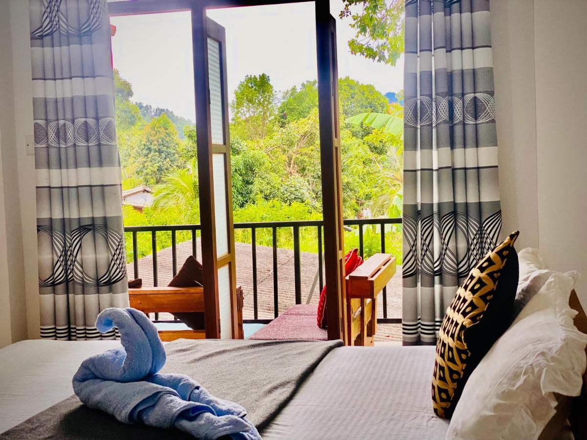 Montes Ella Bed & Breakfast Bagian luar foto