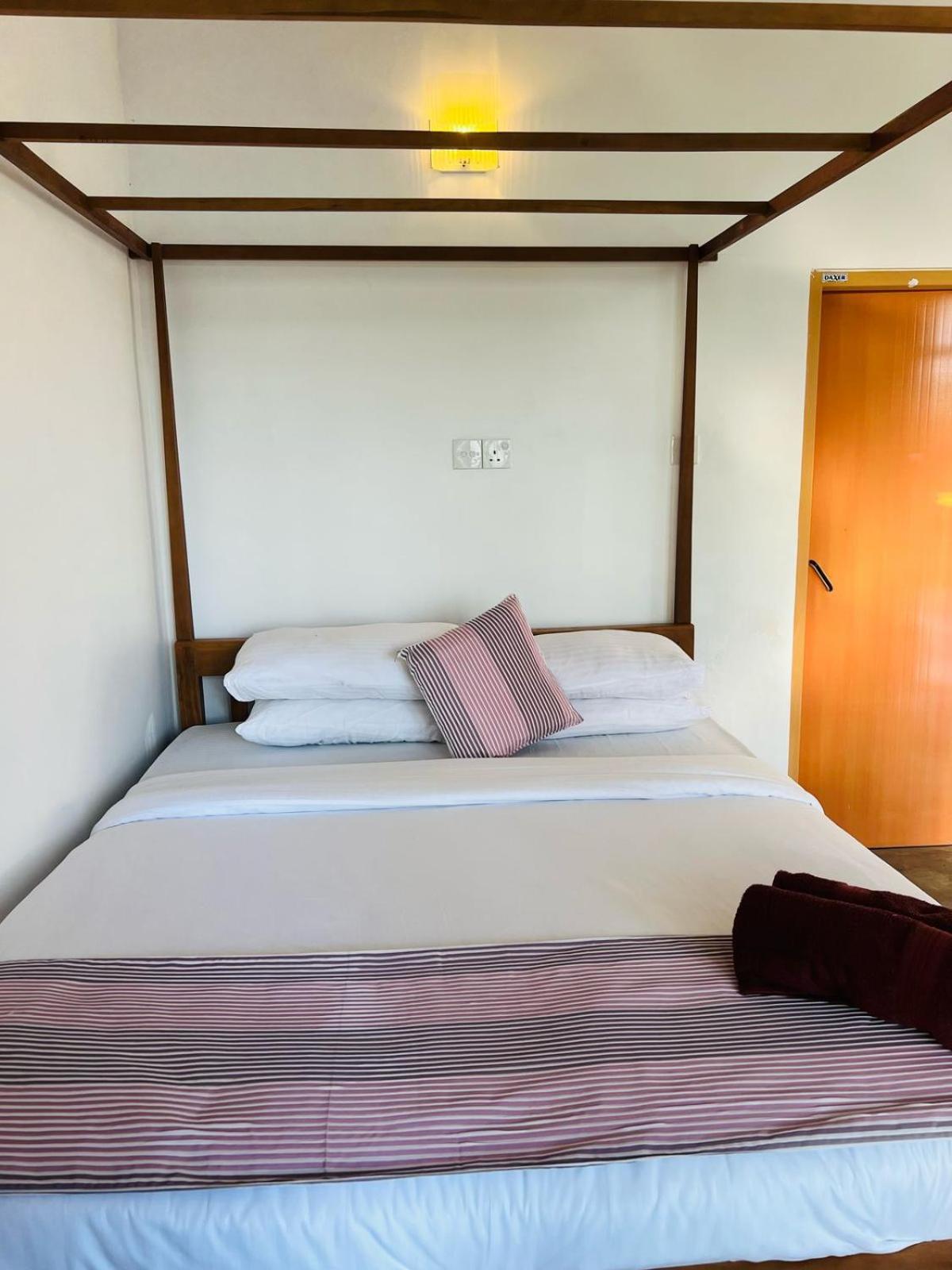 Montes Ella Bed & Breakfast Bagian luar foto