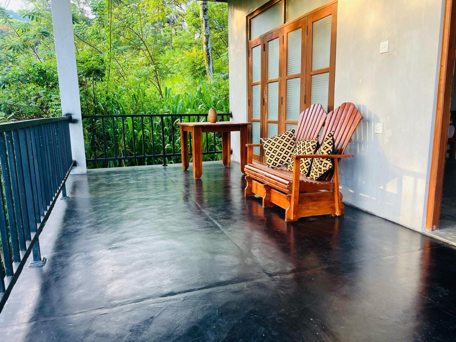 Montes Ella Bed & Breakfast Bagian luar foto