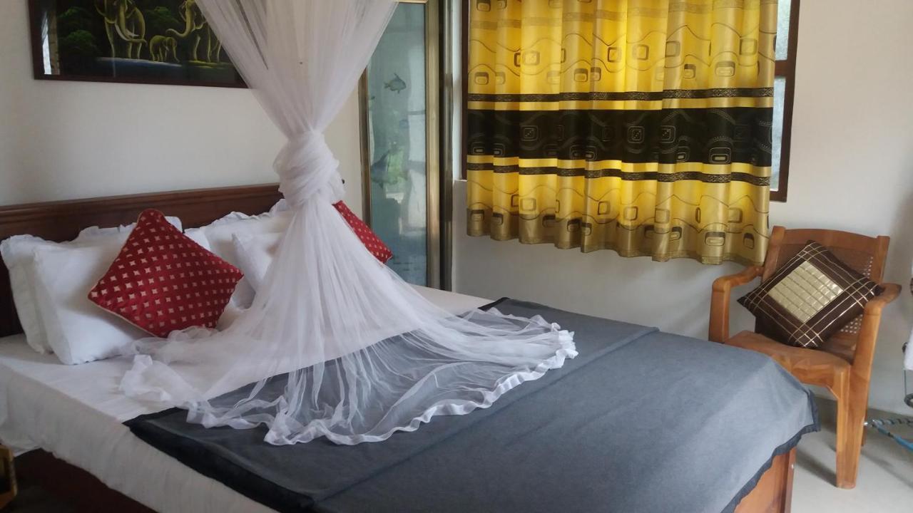 Montes Ella Bed & Breakfast Bagian luar foto