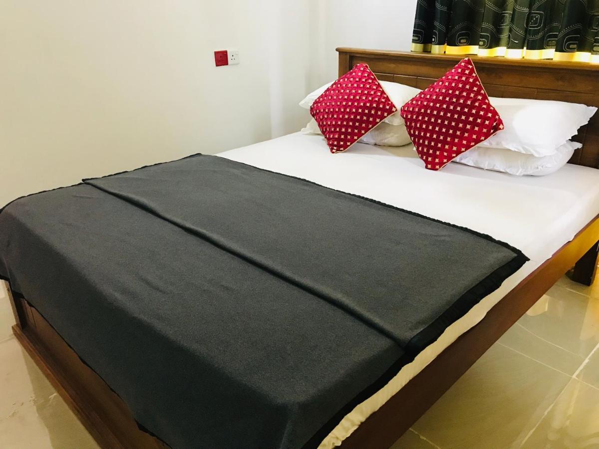 Montes Ella Bed & Breakfast Bagian luar foto